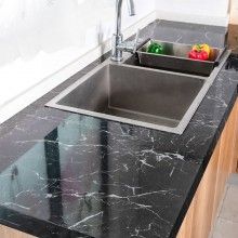 Folie autoadeziva SIKS®, protectie bucatarie, rezistenta la apa, aspect marmura neagra, 60 x 300 cm Folie autoadeziva SIKS®, protectie bucatarie, rezistenta la apa, aspect marmura neagra, 60 x 300 cm