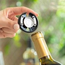 Tribuson Electric SIKS® pentru Deschidere Sticla de Vin, Accesoriu Taiere Sigiliu Inclus, Functionare pe Baterii, ABS, Negru Tribuson Electric SIKS® pentru Deschidere Sticla de Vin, Accesoriu Taiere Sigiliu Inclus, Functionare pe Baterii, ABS, Negru