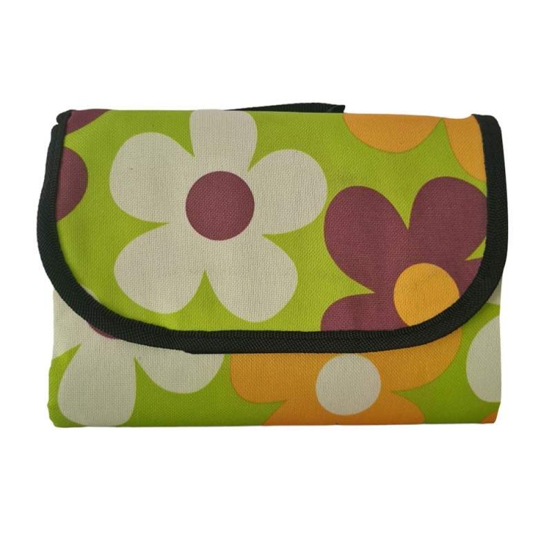 Patura Impermeabila SIKS, pentru Plaja si Camping, 150x145 cm, Model Verde cu Floricele Patura Impermeabila SIKS, pentru Plaja si Camping, 150x145 cm, Model Verde cu Floricele