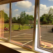 Folie Reflexiva EDAR Pentru Geamuri Interioare, Protectie Solara UV, Efect De Oglinda, 60x300cm, Aplicare Usoara, Negru/Argintiu Folie Reflexiva EDAR Pentru Geamuri Interioare, Protectie Solara UV, Efect De Oglinda, 60x300cm, Aplicare Usoara, Negru/Argintiu