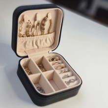 Cutie Organizare Bijuterii SIKS Portabila Pentru Femei, Compartimentata, Din Piele Ecologica, Pentru Inele, Bratari Sau Cerce... Cutie Organizare Bijuterii SIKS Portabila Pentru Femei, Compartimentata, Din Piele Ecologica, Pentru Inele, Bratari Sau Cerce...