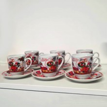 Set Cadou SIKS 6 Cesti si 6 Farfurioare, Model Craciun Merry Christmas, Ceramica, Alb-Rosu Set Cadou SIKS 6 Cesti si 6 Farfurioare, Model Craciun Merry Christmas, Ceramica, Alb-Rosu