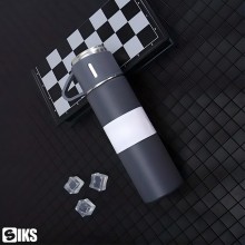 Set Sticla Termos SIKS cu interior din Inox Cu 2 Cani Extra, Cu Perete Dublu, Inchidere Ermetica, Rezistent la Rugina si la S... Set Sticla Termos SIKS cu interior din Inox Cu 2 Cani Extra, Cu Perete Dublu, Inchidere Ermetica, Rezistent la Rugina si la S...
